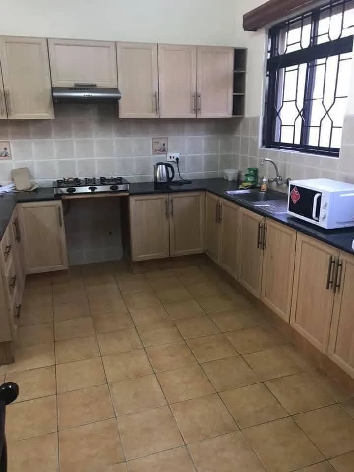 FULLY FURNISHED 3 BEDROOM MASTER ENSUITE APARTMENT FR RENT IN KIZINGO,MOMBASA_5