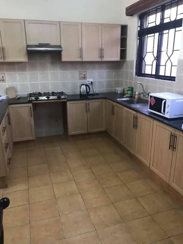 FULLY FURNISHED 3 BEDROOM MASTER ENSUITE APARTMENT FR RENT IN KIZINGO,MOMBASA_5