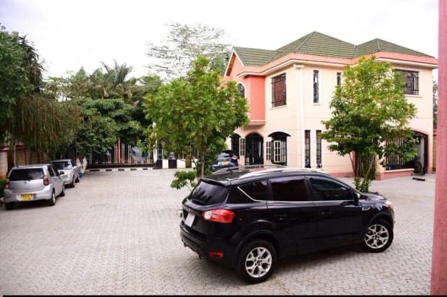 5 Bedroom Maisonette For Sale in Roasters, Thome Estate_8